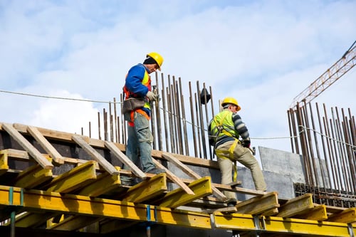 trabajadores-examinando-obra_1122-970 (1)